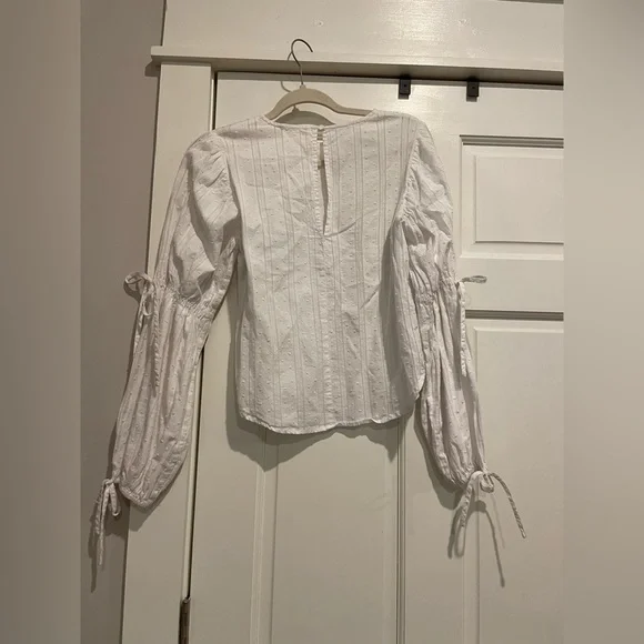 Gianni Bini White Long Sleeve Blouse with Bows on Sleeves - Picture 4 of 4